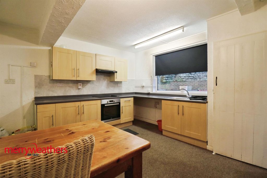 Property photo 3 of 9 Kitchen