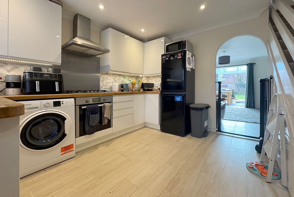 Property photo 2 of 7 33 Db Kitchen