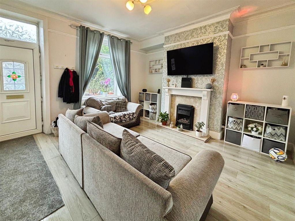 Property photo 3 of 19 Lounge