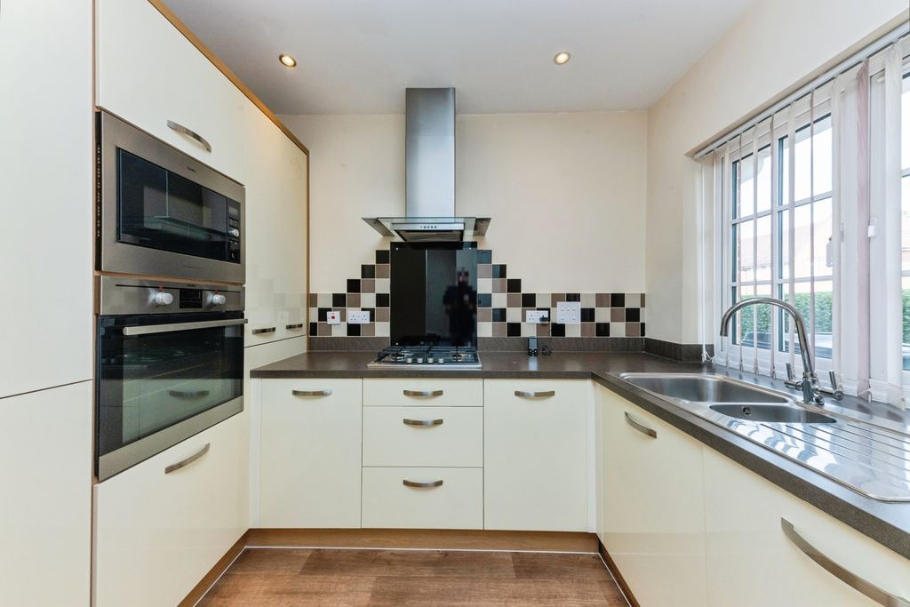 Property photo 2 of 18 Kitchen