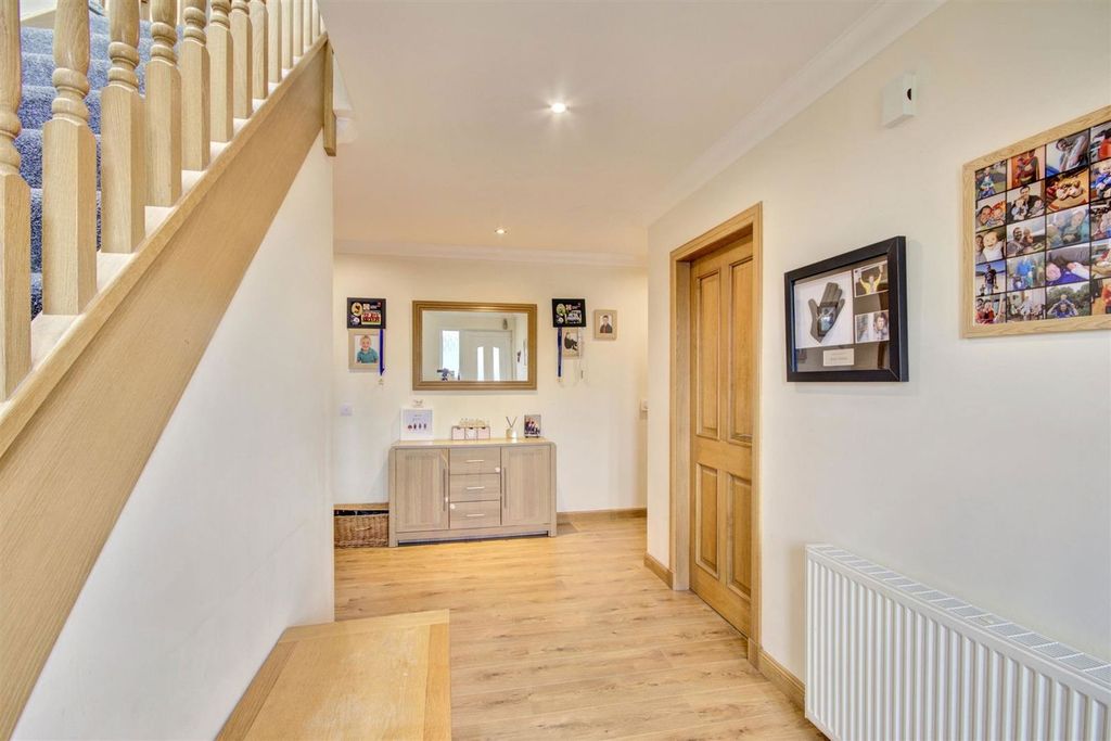 Property photo 2 of 27