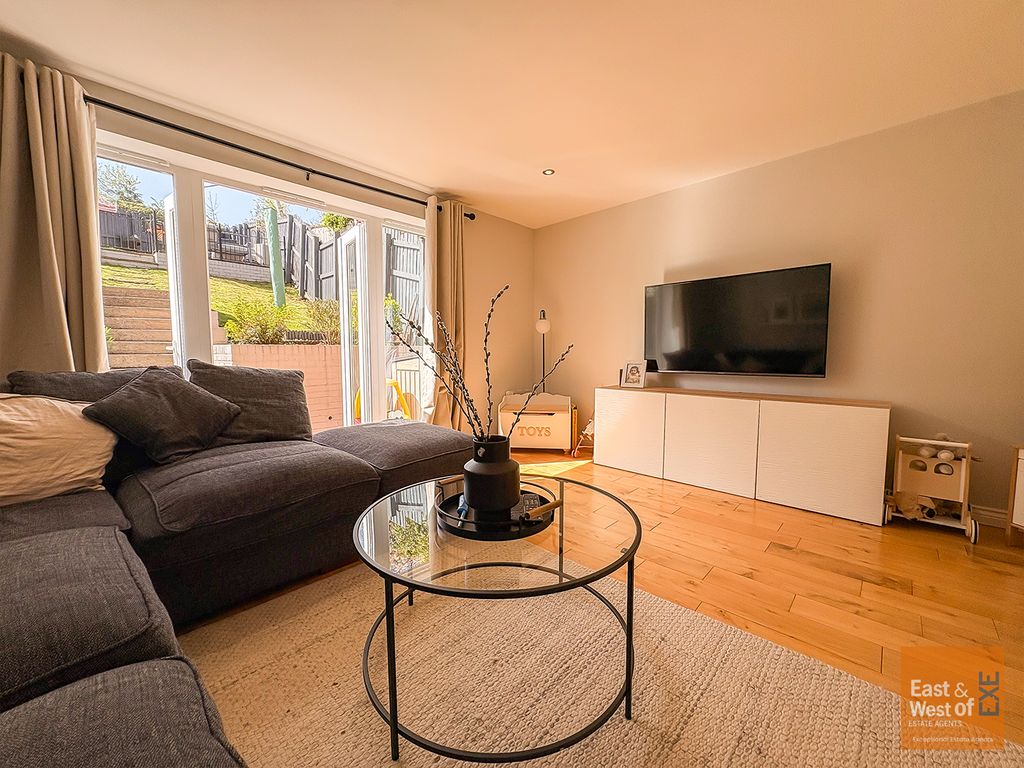 Property photo 2 of 12 Front Room