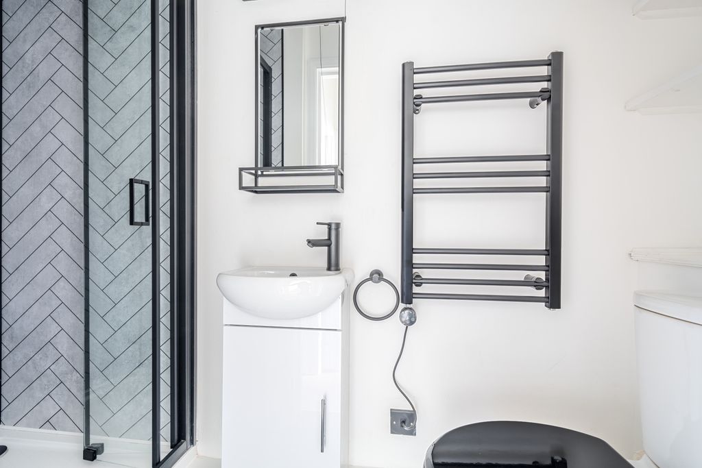 Property photo 2 of 11 Bathroom