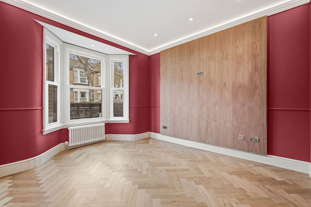 Property photo 2 of 28