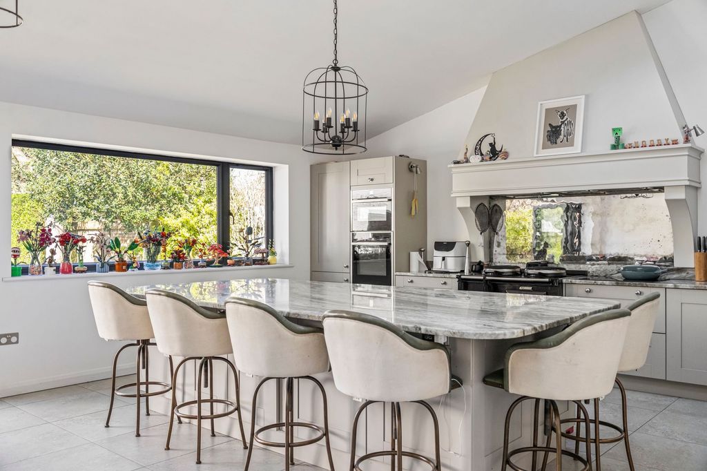 Property photo 3 of 44