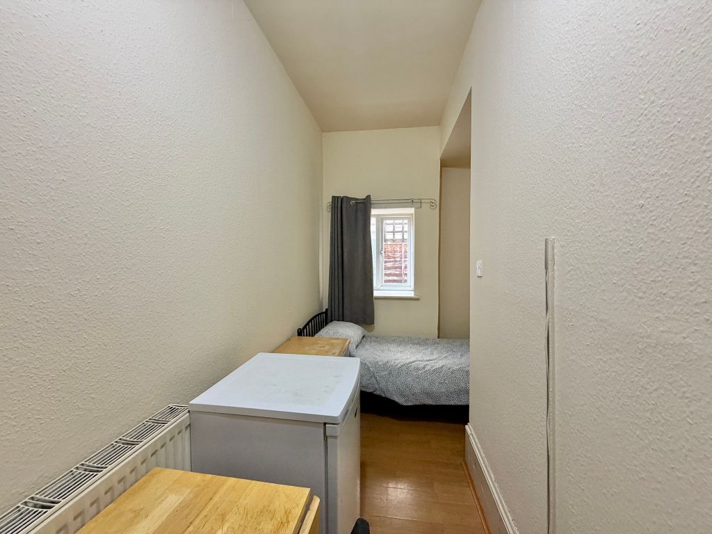 Property photo 1 of 7 Bedroom