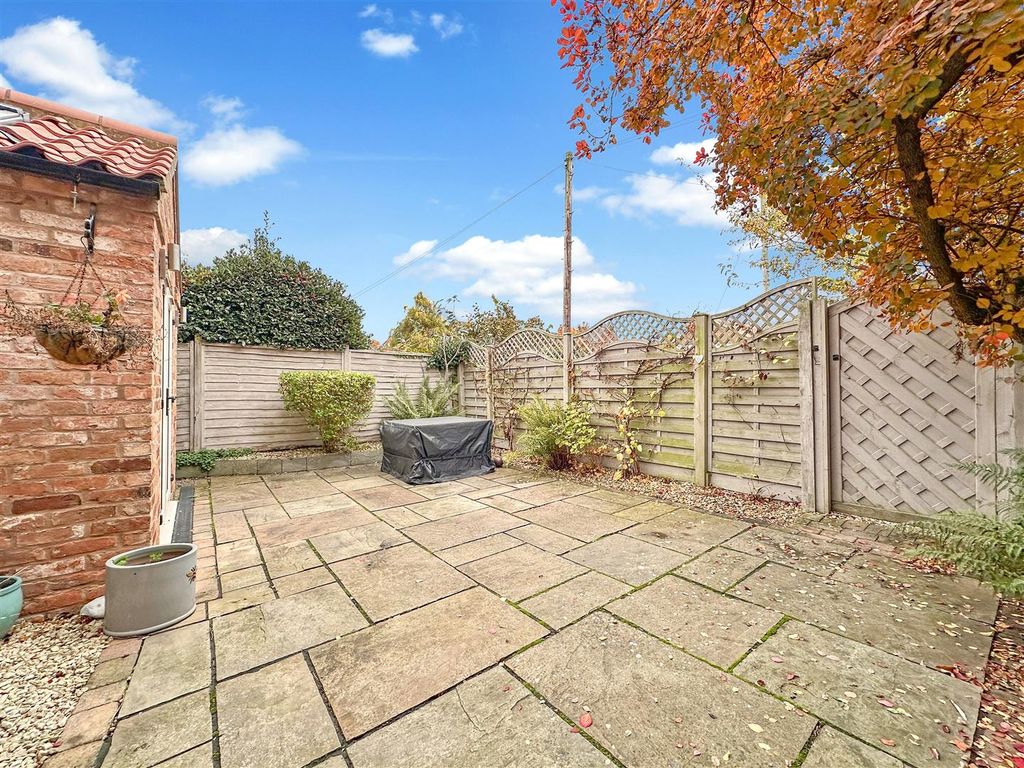 Property photo 3 of 24 South Facing Courtyard 946