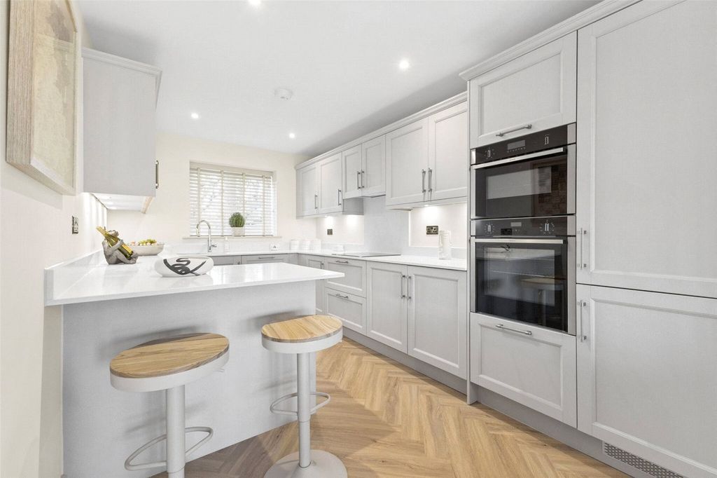 Property photo 3 of 11 Kitchen