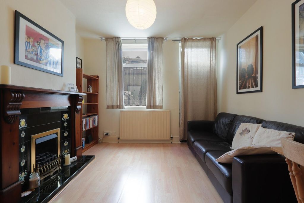 Property photo 3 of 19 Lounge