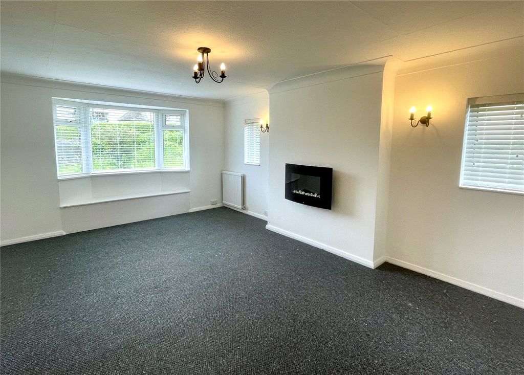 Property photo 3 of 16 Lounge