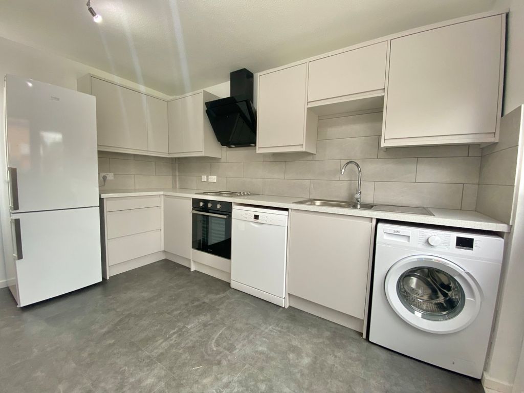 Property photo 3 of 11 Kitchen