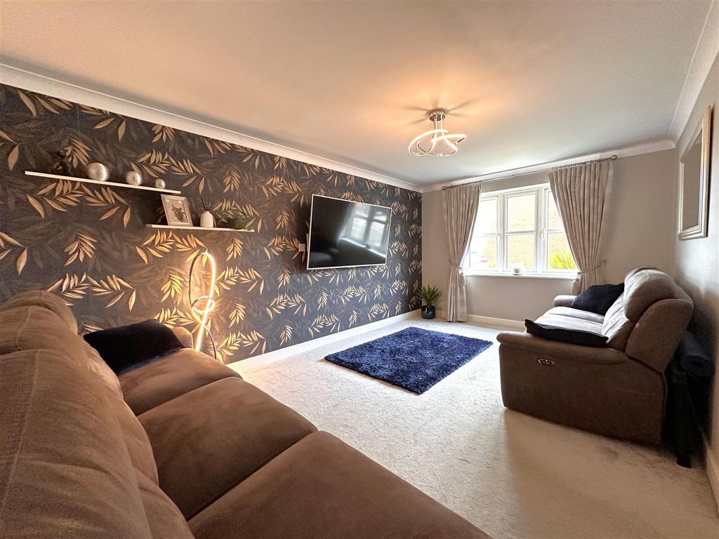 Property photo 2 of 26 Generous Lounge 562