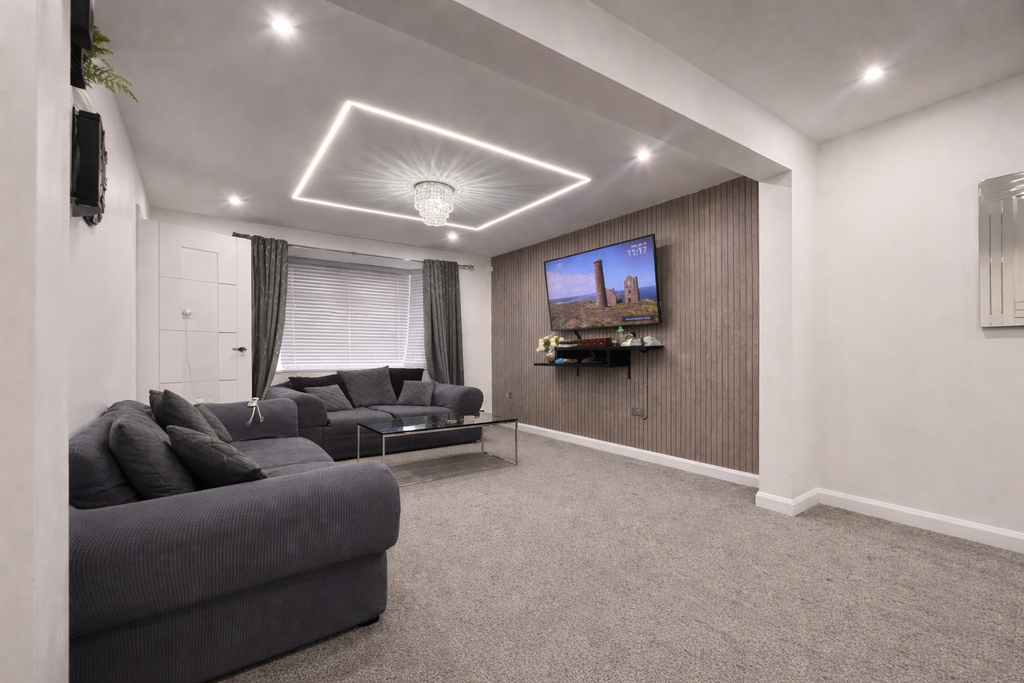 Property photo 3 of 12 Lounge