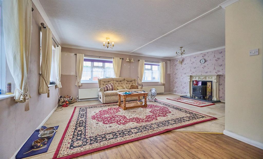 Property photo 3 of 10 Lounge/Dining Room