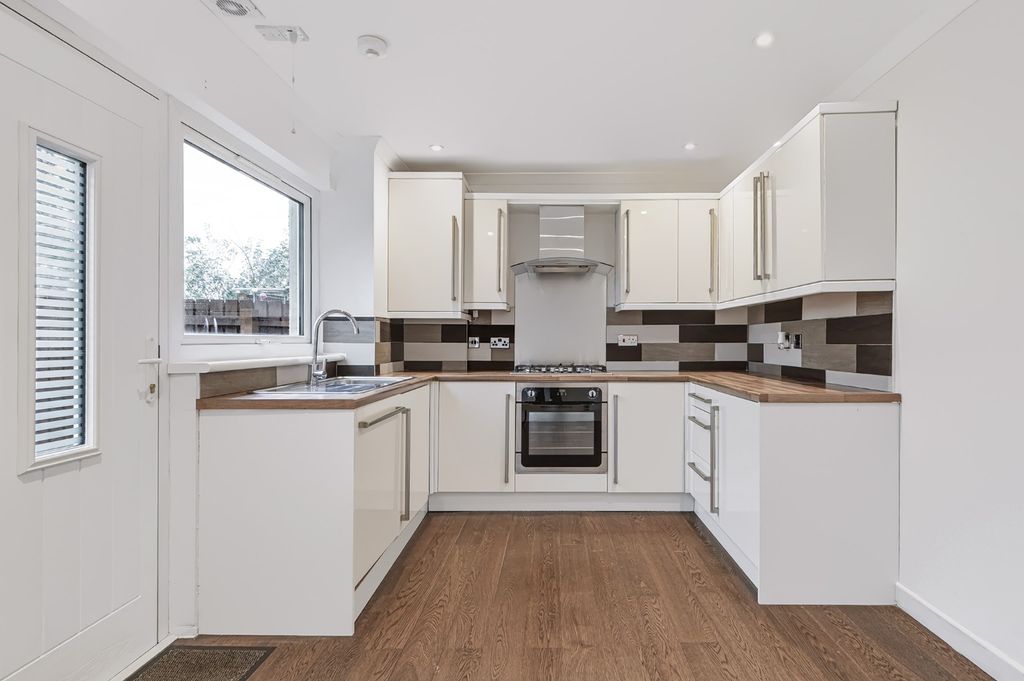 Property photo 2 of 20 6096574