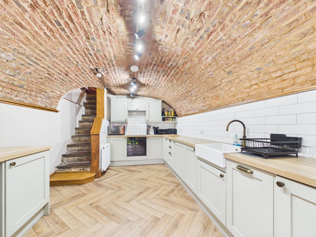 Property photo 2 of 27