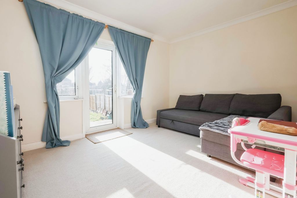 Property photo 3 of 17 Lounge