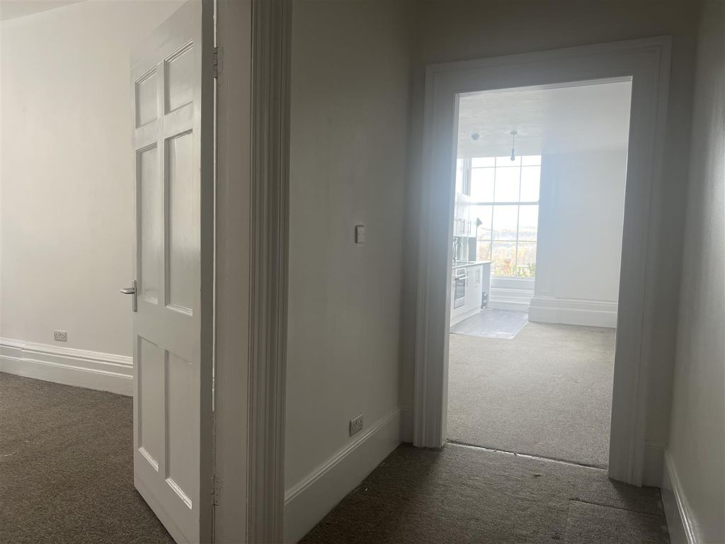 Property photo 3 of 13 Entrance Hall