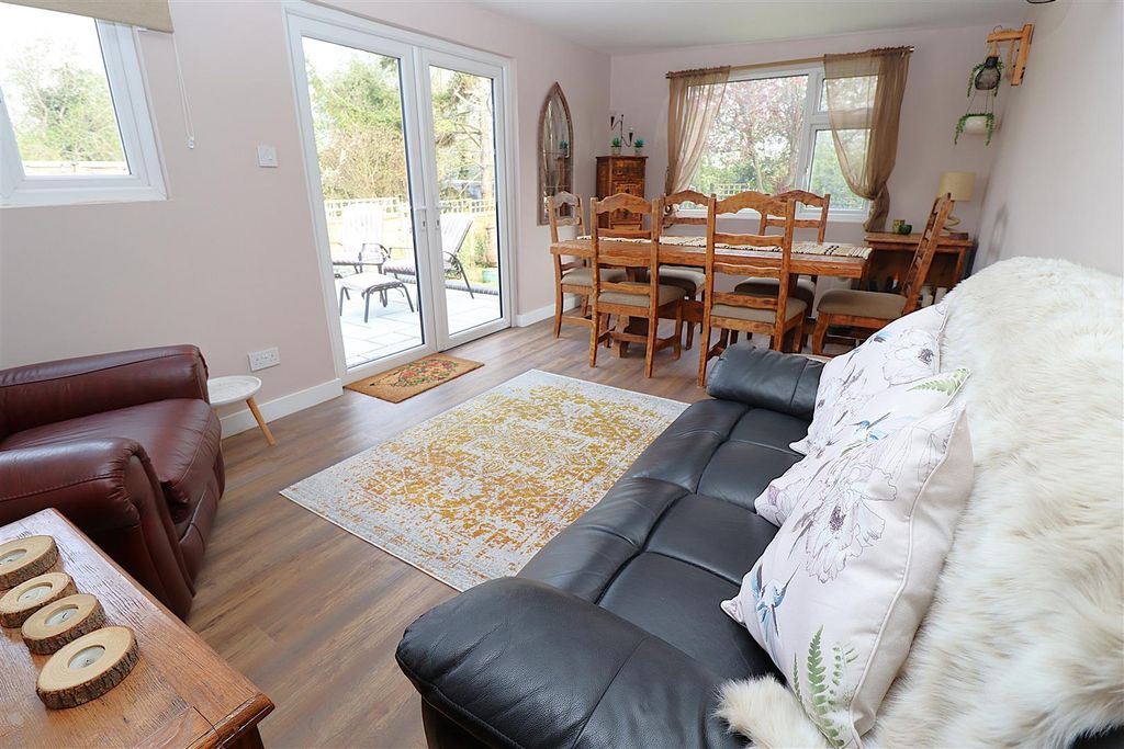 Property photo 3 of 28 Summer House