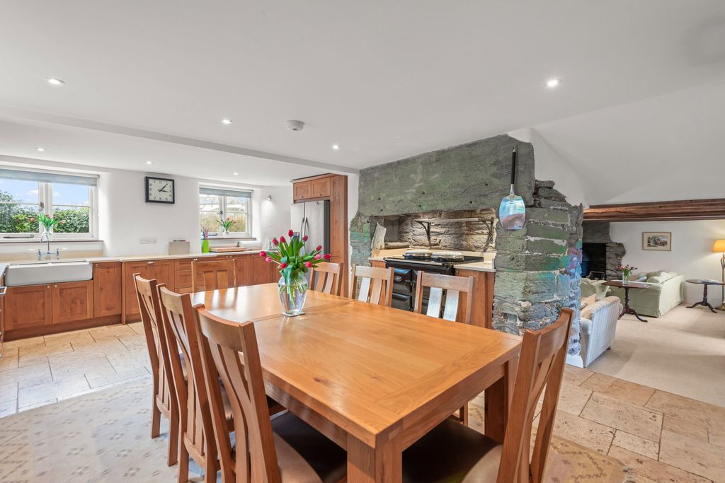 Property photo 2 of 25