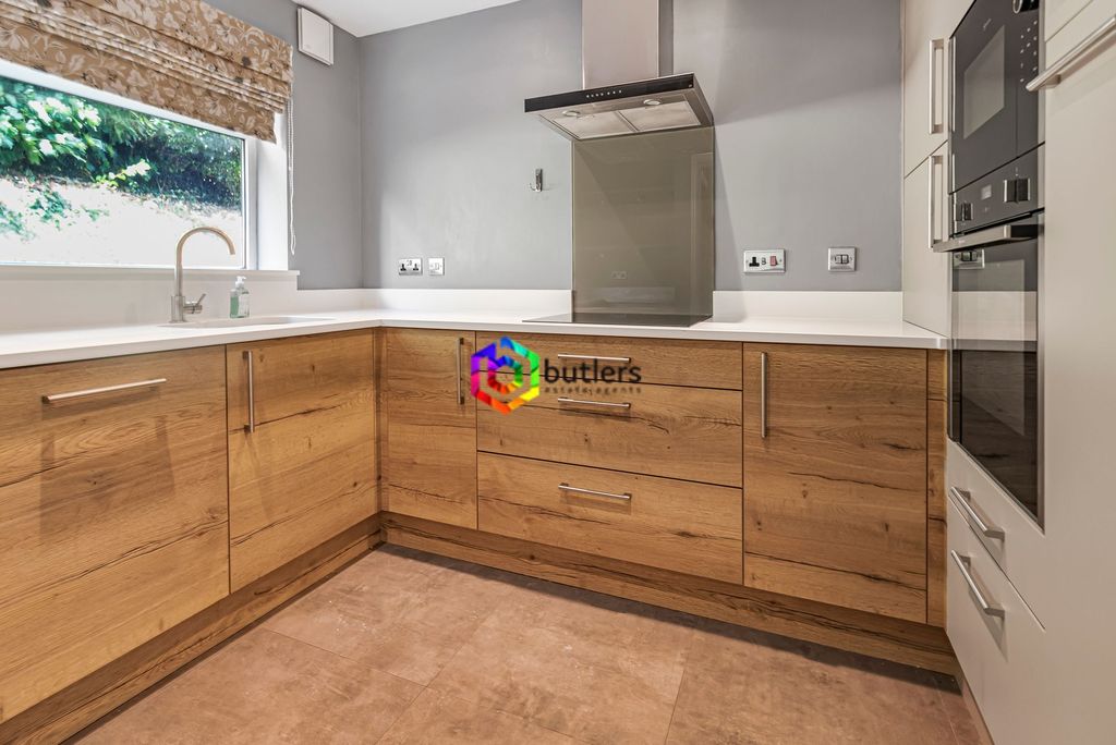 Property photo 3 of 11 Kitchen