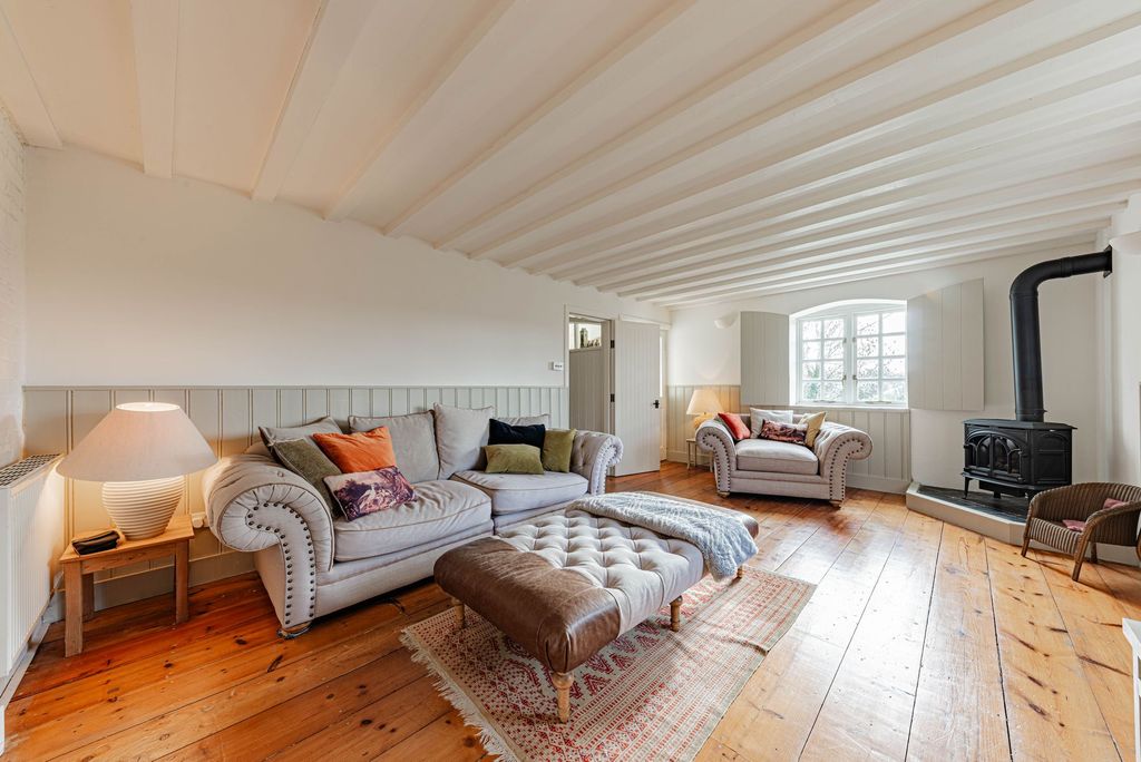 Property photo 2 of 49 Living Room (1)