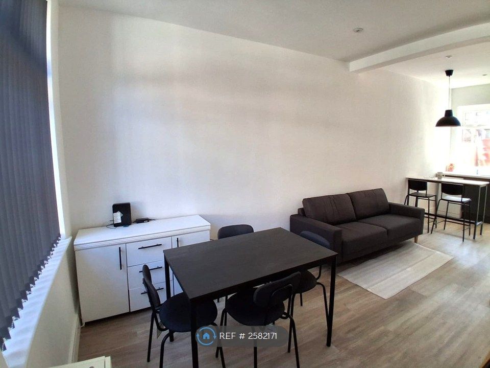 Property photo 3 of 6 Livingroom