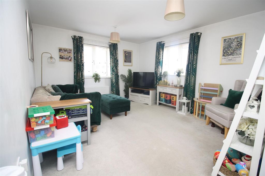 Property photo 2 of 10 Flat 2 57 Santa Cruz Lounge A.Jpg