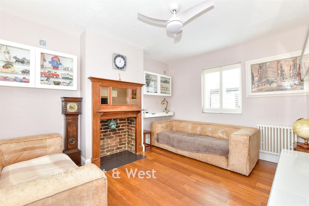 Property photo 3 of 14 Lounge