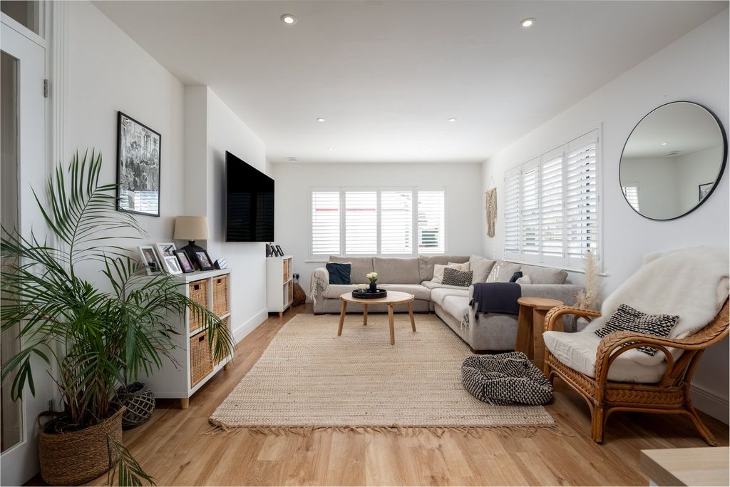 Property photo 2 of 25