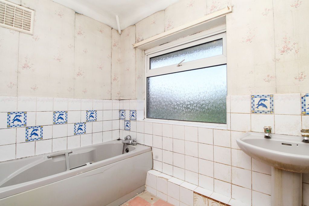 Property photo 3 of 15 Family Bathroom