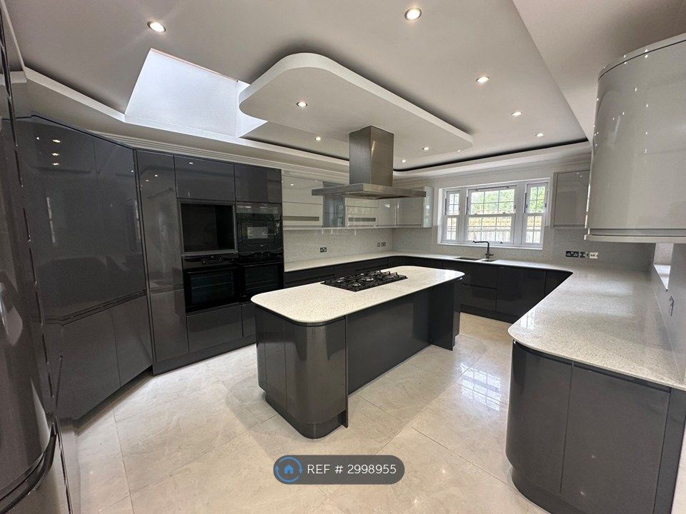 Property photo 3 of 11 Kitchen