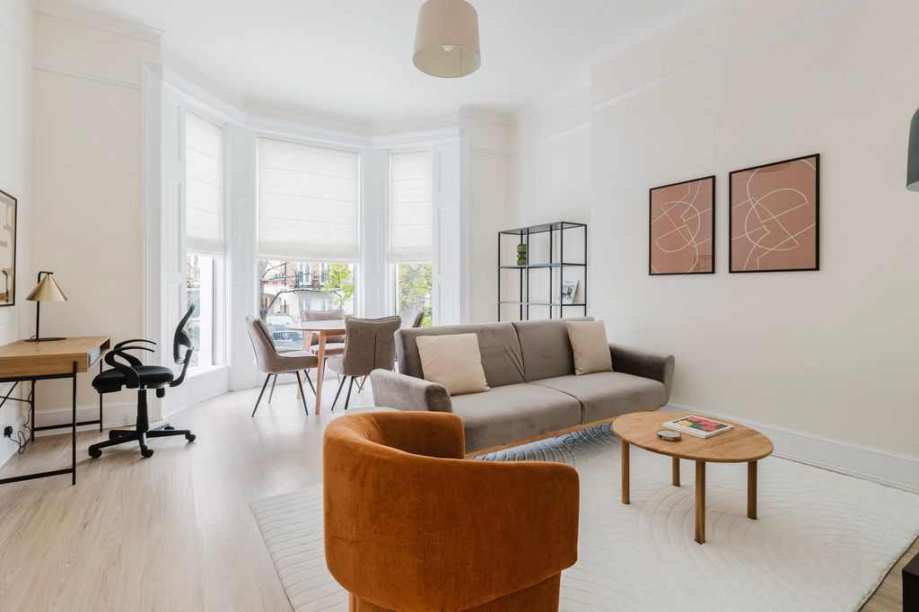 Property photo 1 of 21 Living Room