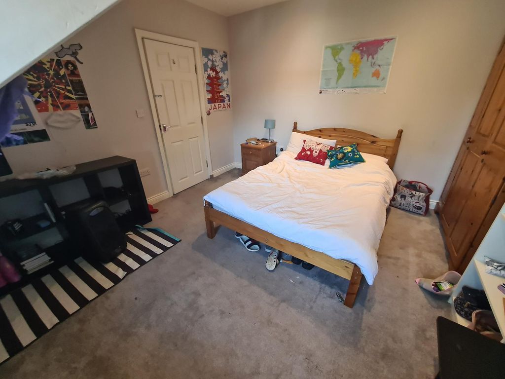 Property photo 2 of 15 A Cozy And Well-Maintained Double Bedroom Featurin...