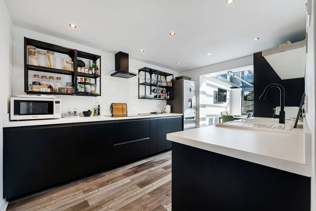 Property photo 2 of 20