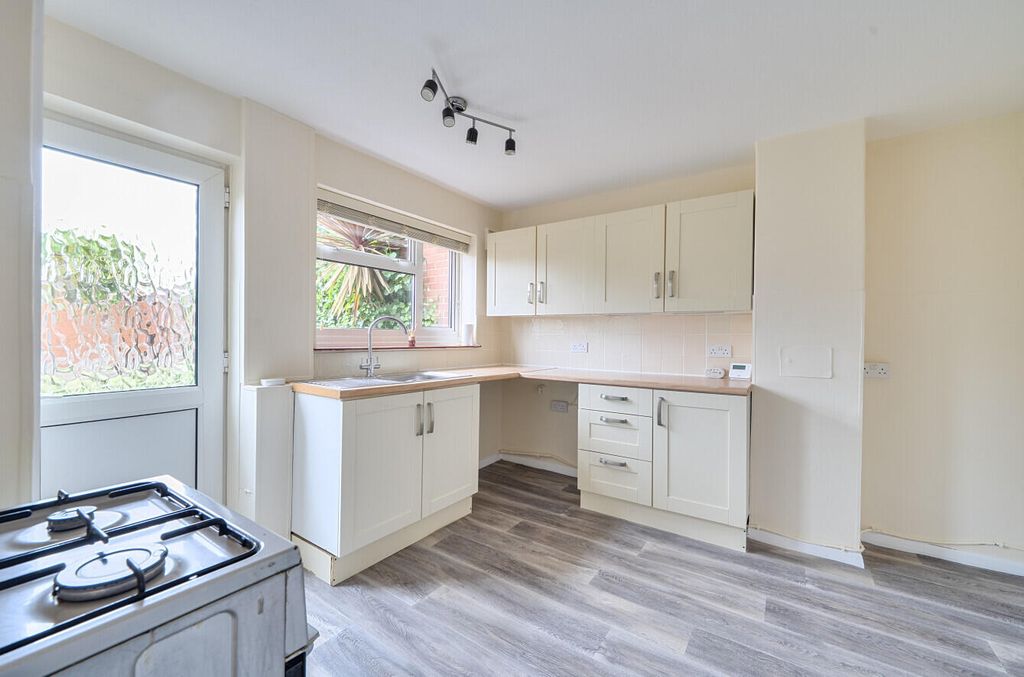 Property photo 2 of 11 Kitchen