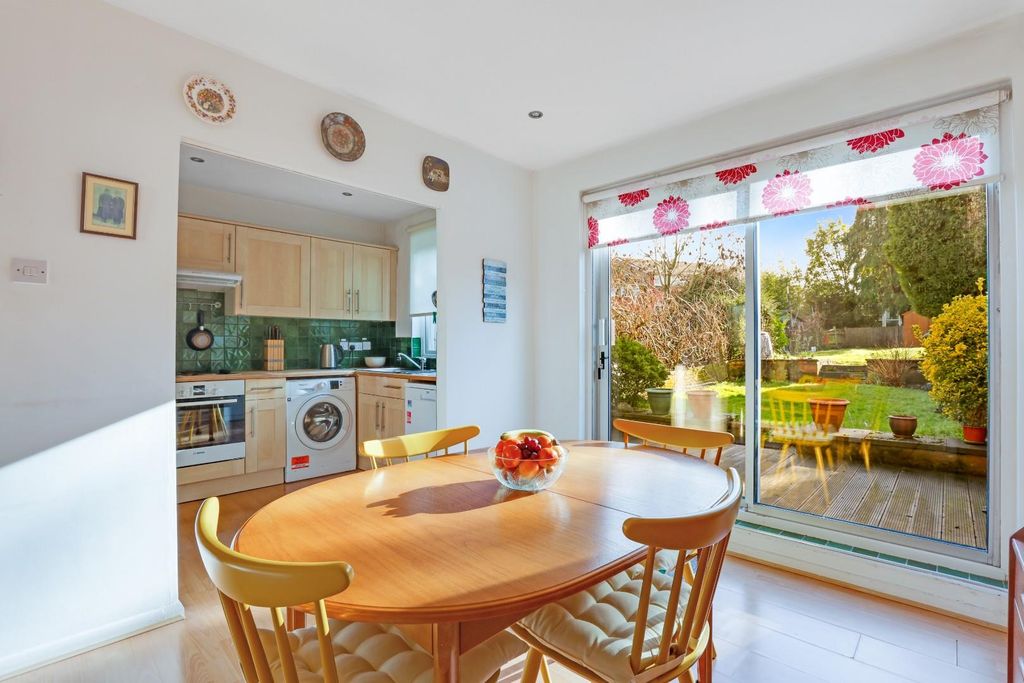 Property photo 1 of 14 12-A0d6Jhpropworld - 7 Longton Grove - 4.Jpg