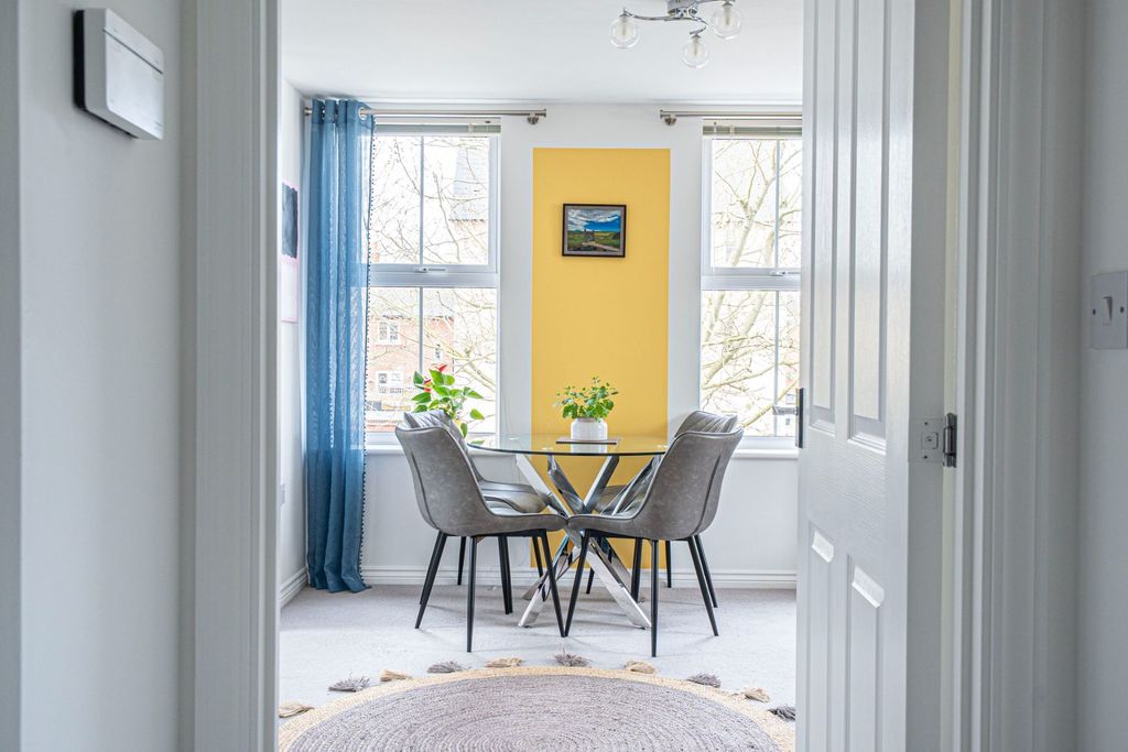 2 bed flat for salePicket Twenty Way, Andover SP11 photo 5