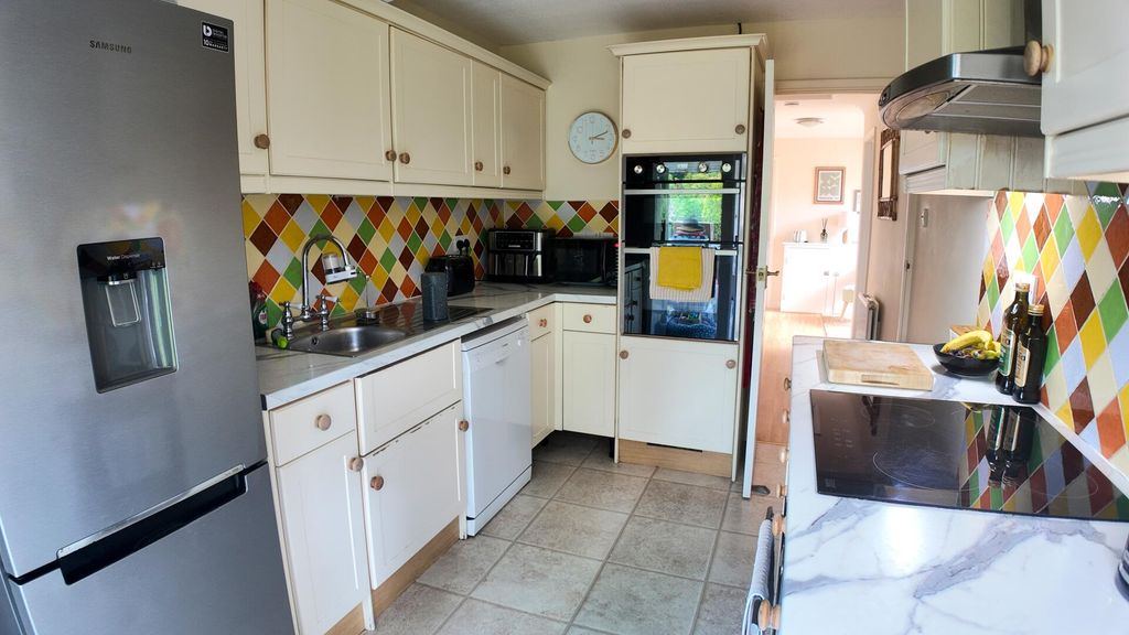 Property photo 2 of 9 Kitchen