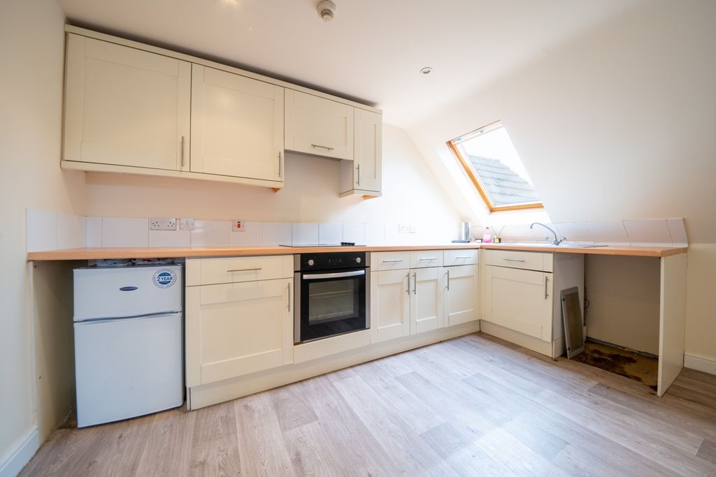 Property photo 3 of 11 Kitchen