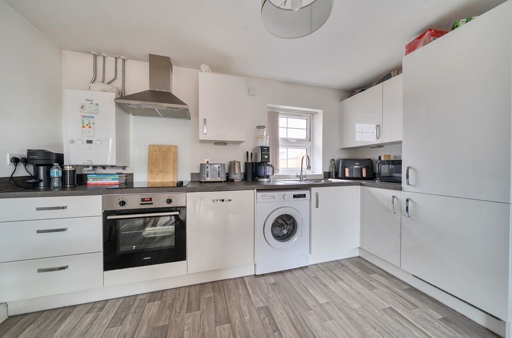 Property photo 3 of 14 1371449-28-68F5F8...