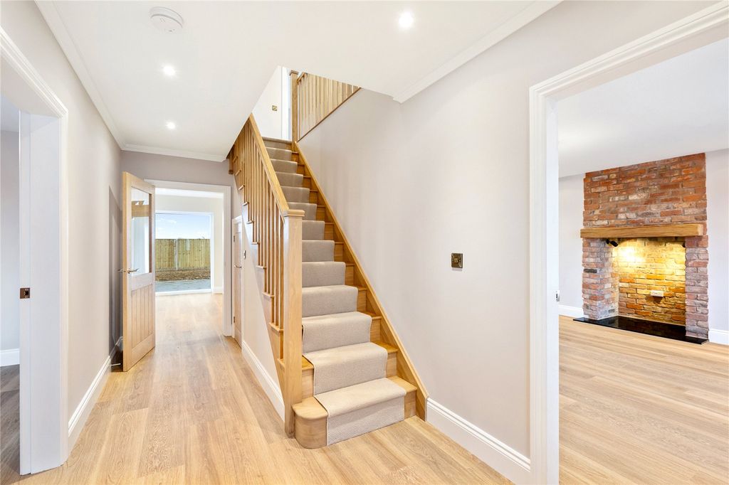 Property photo 2 of 11 Hallway Example