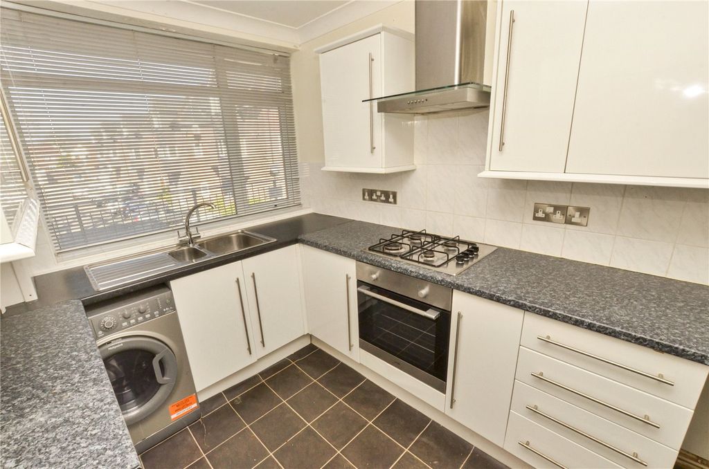 Property photo 3 of 11 Kitchen