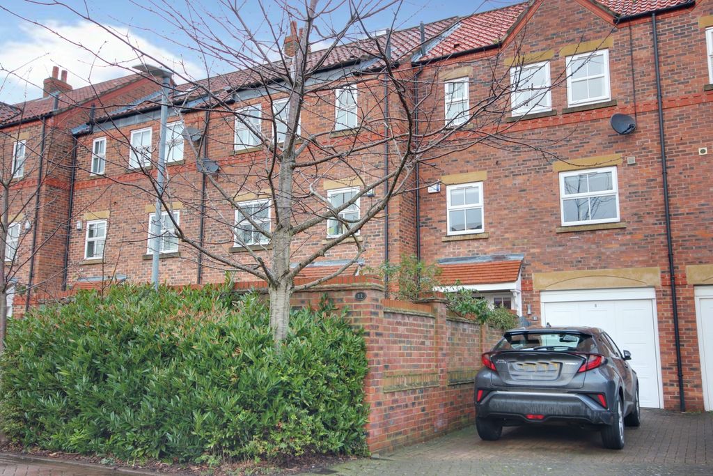 Property photo 2 of 23 Parking