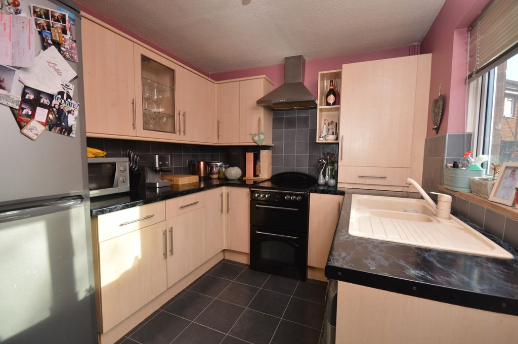 Property photo 3 of 9 Kitchen