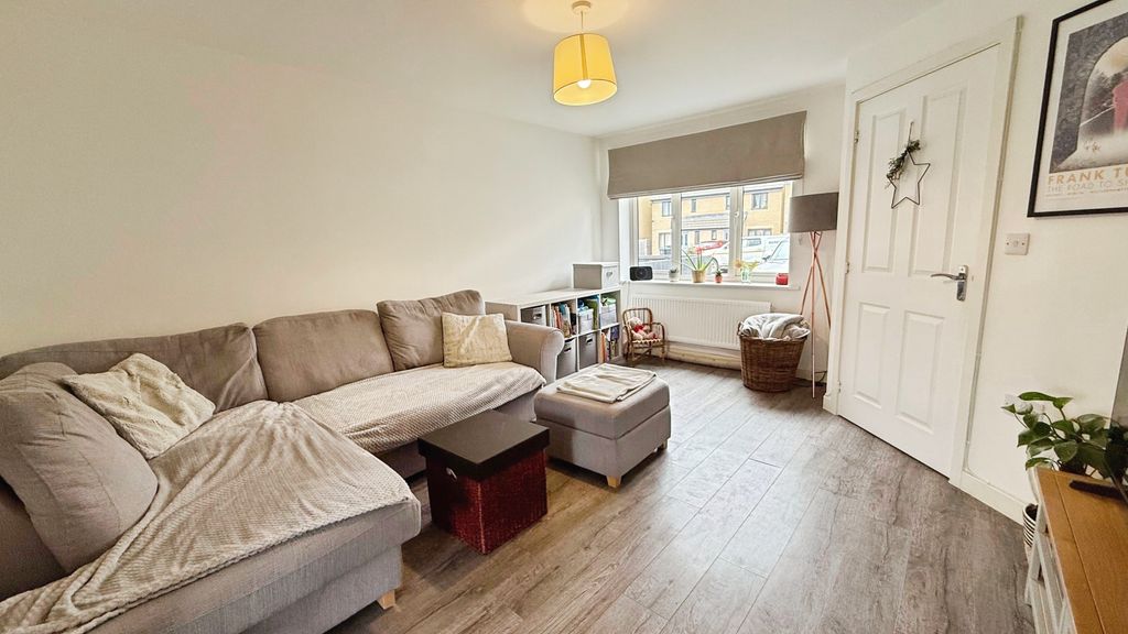 Property photo 3 of 18 Lounge