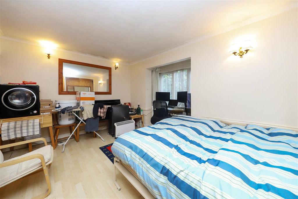 Property photo 3 of 12 Studio Room