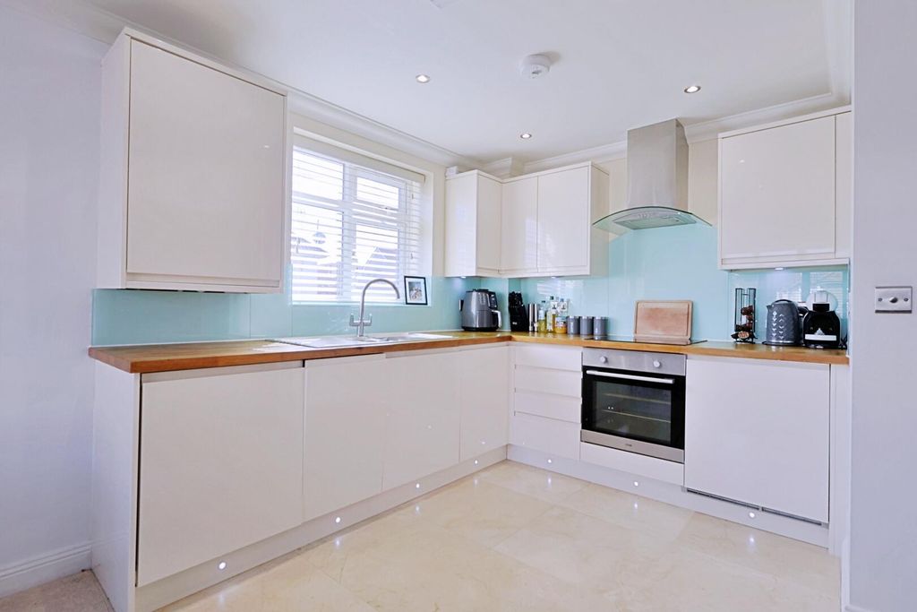 Property photo 3 of 11 Kitchen