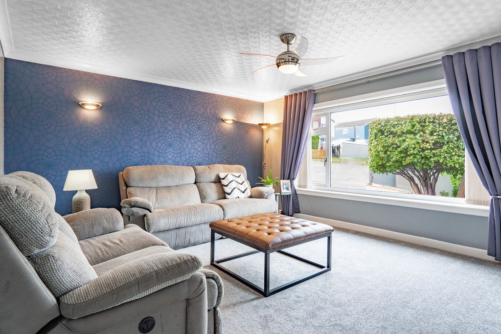 Property photo 2 of 33