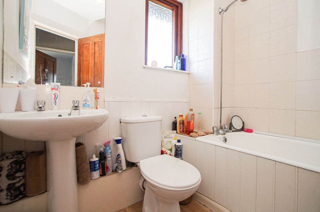 Property photo 3 of 11 Bathroom